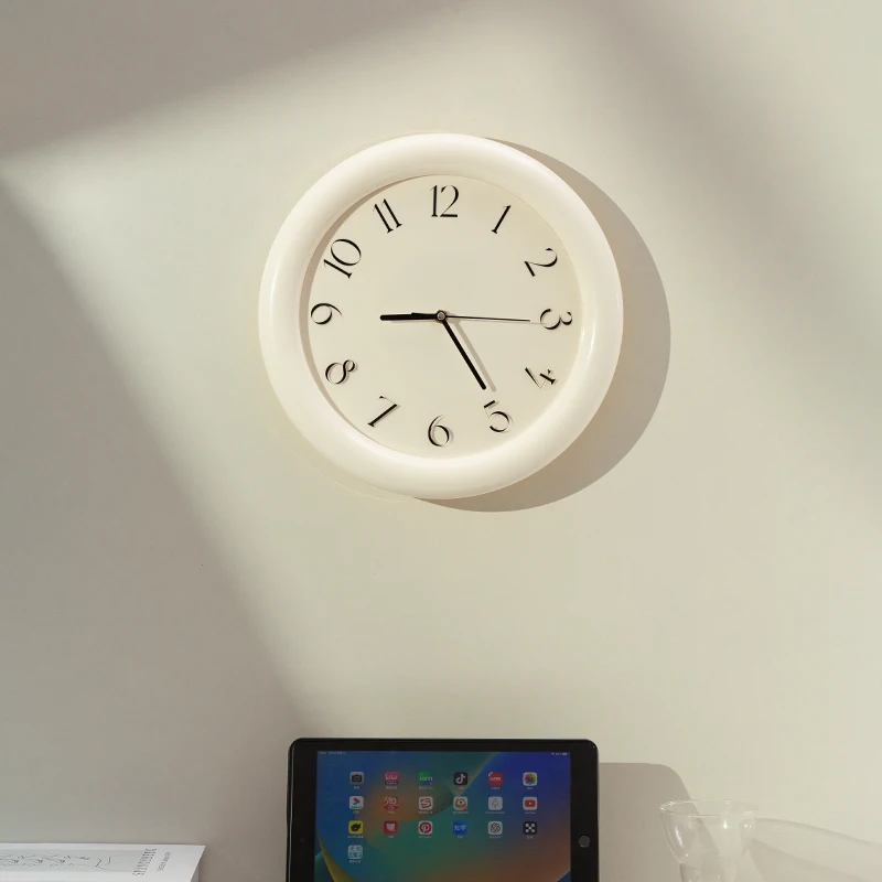 ساعة حائط دائرية سميكة بتصميم  - مراجعة Japanese Minimalist Lifestyle وسعره